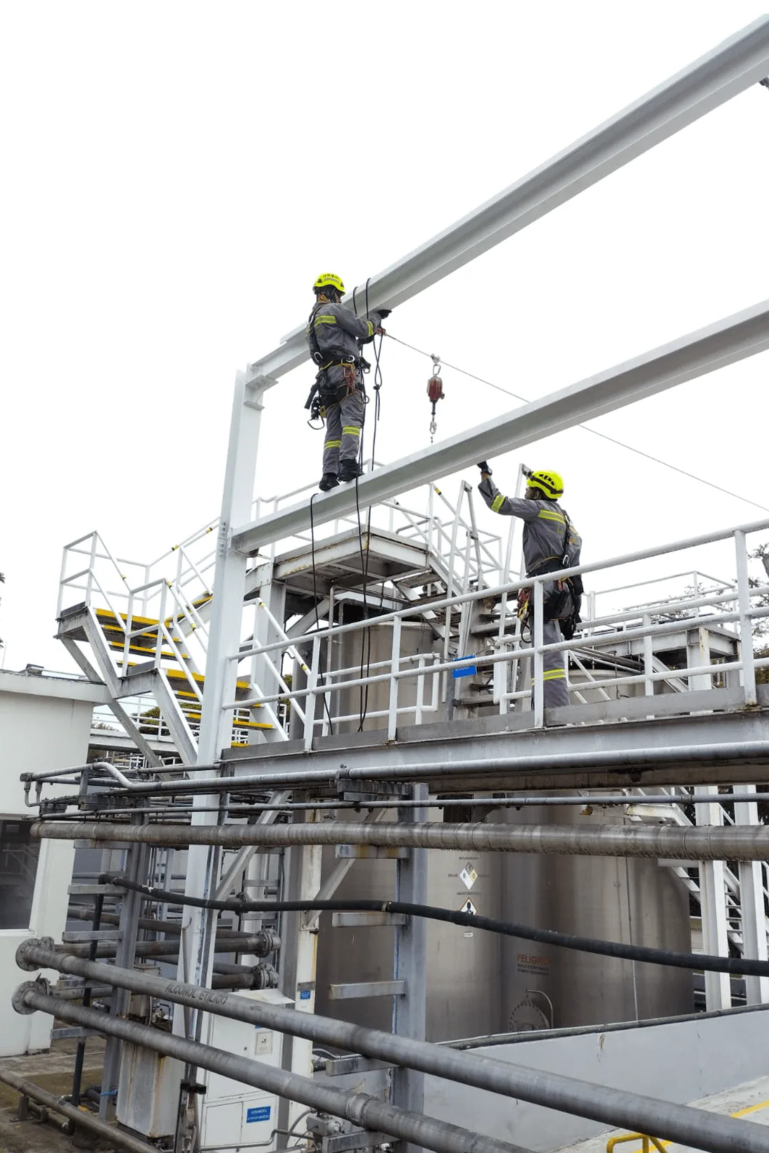 Soluciones de ingeniería para seguridad industrial en plantas de Surtigas: montaje de líneas de vida verticales y acceso seguro a tanques y estructuras críticas de gas natural.
