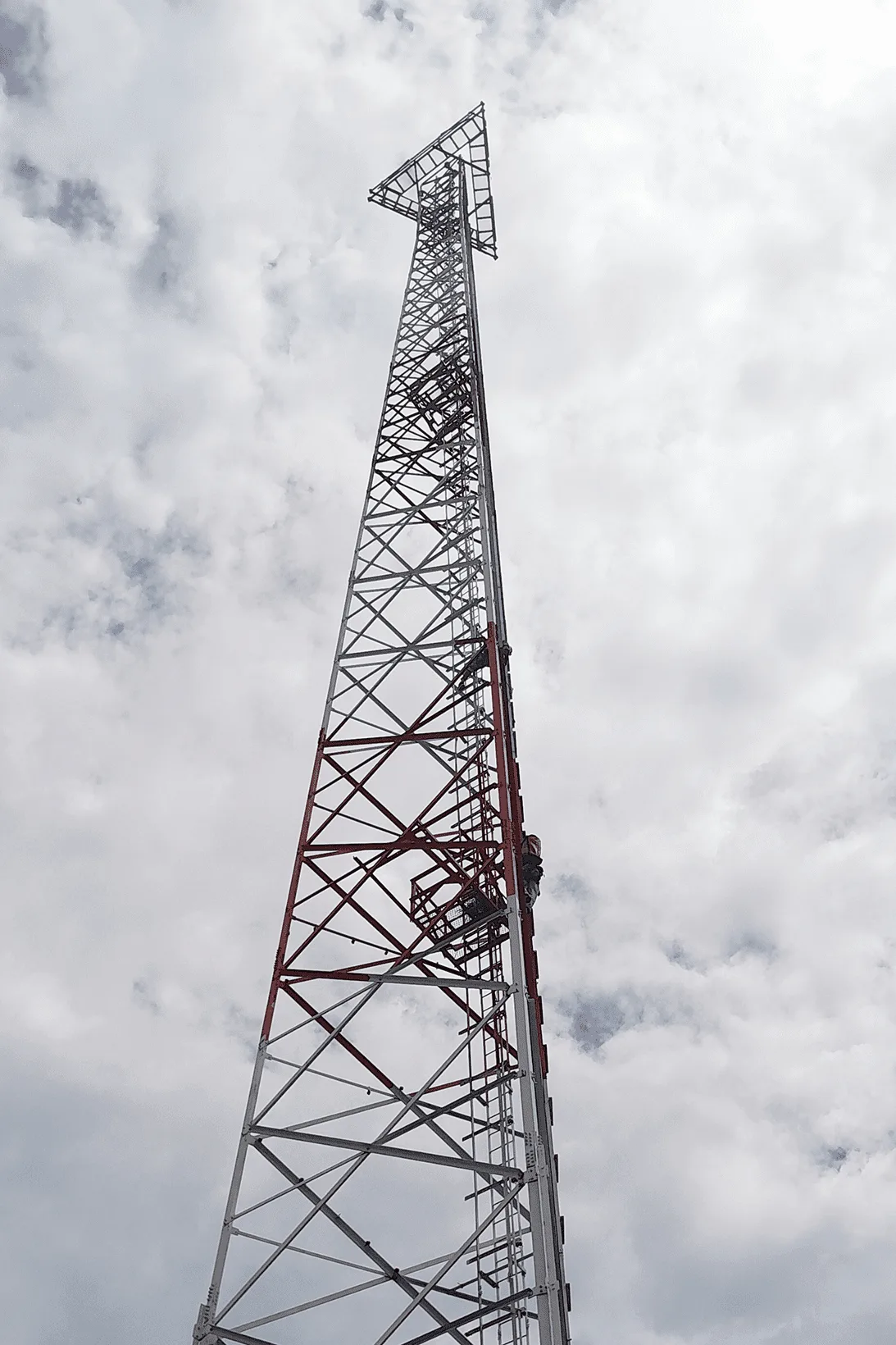 Mantenimiento preventivo y acceso por cuerda en torres de telecomunicaciones y estructuras metálicas del fondo inmobiliario PEI bajo técnica IRATA y normativa Resolución 4272.